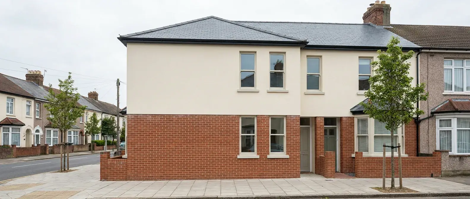 Façade rénovée, enduit fini et joints repris